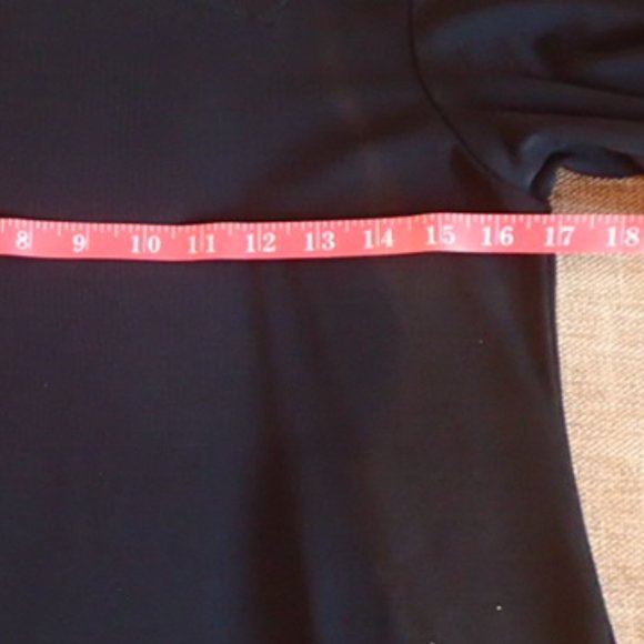 Dramatic designer top with asymmetric neckline - Picture 5 of 6